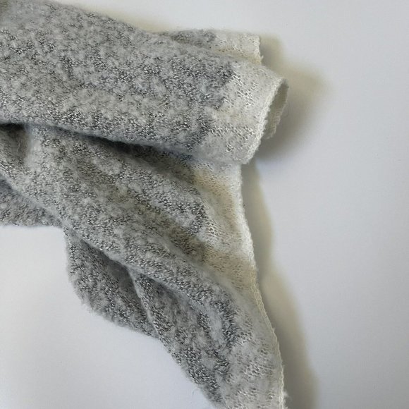 Altar'd State Women's Gray/ Cream Woven Wrap Shawl Blanket Scarf 30” x 72” - Picture 3 of 5